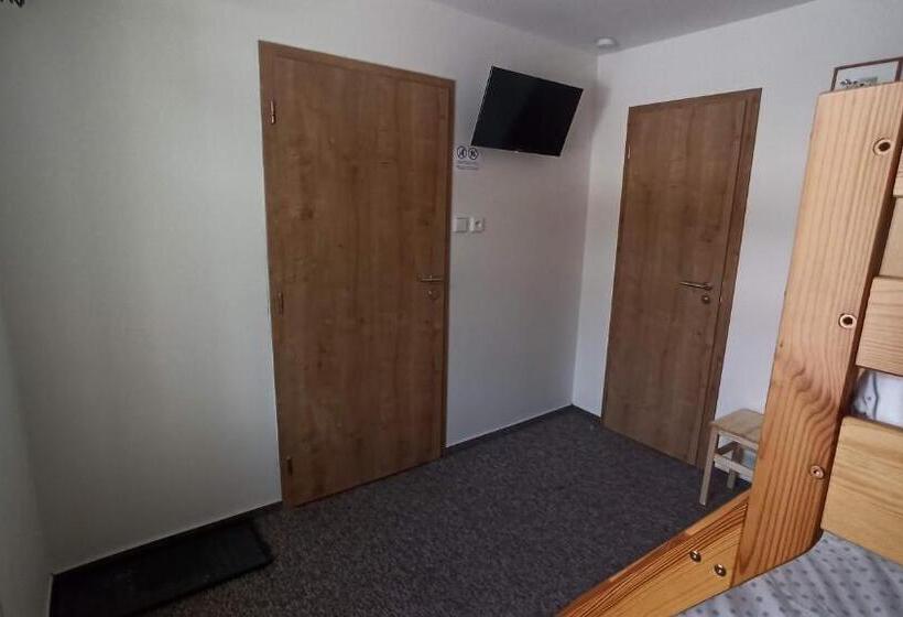 标准三人间, Penzion A Restaurace V Háji