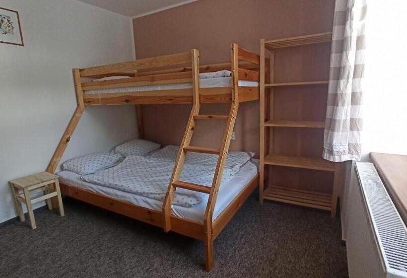 标准三人间, Penzion A Restaurace V Háji