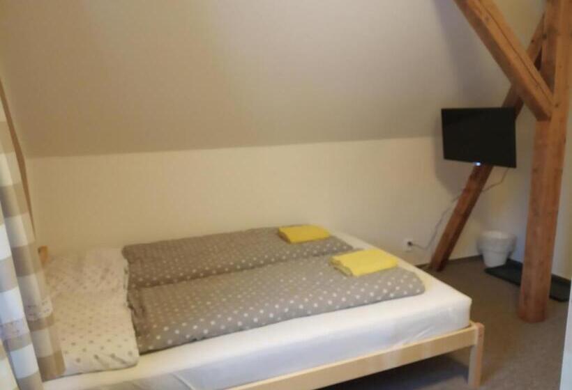 标准三人间, Penzion A Restaurace V Háji