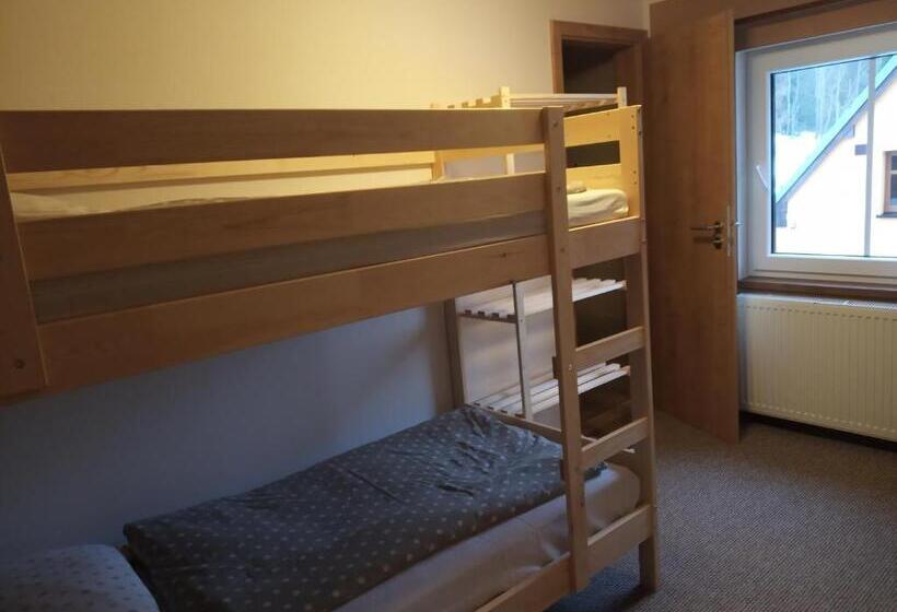 标准三人间, Penzion A Restaurace V Háji