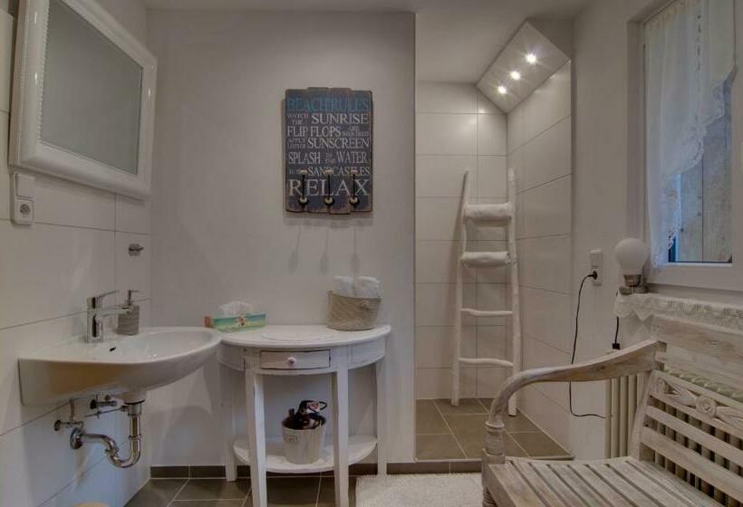 شقة غرفتين, Zur Grossen Tanne