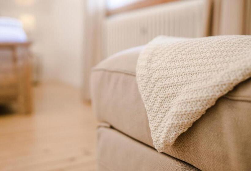 غرفة كلاسيكية ثلاثية, Zur Grossen Tanne