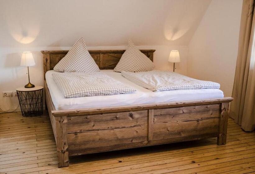 غرفة كلاسيكية ثلاثية, Zur Grossen Tanne