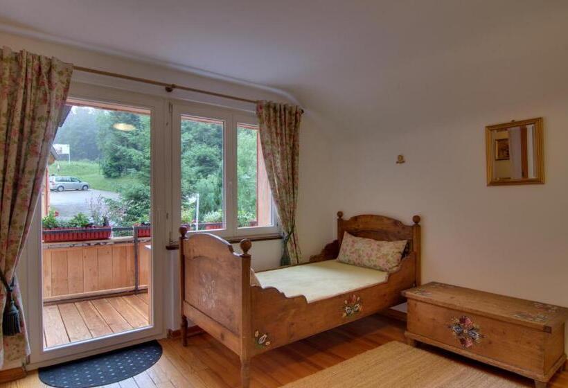 شقة غرفتين, Zur Grossen Tanne