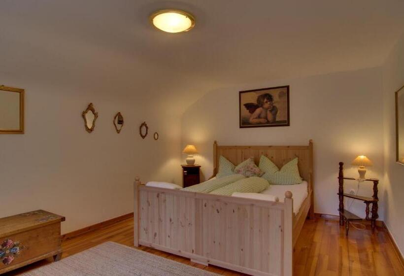 شقة غرفتين, Zur Grossen Tanne