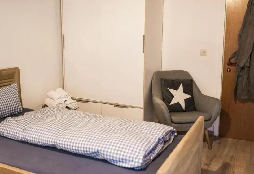 バス共有のスタンダードルーム, Zur Grossen Tanne