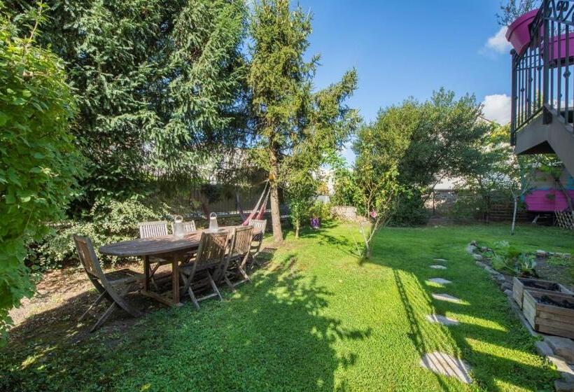 Люкс Вид на Сад, Le Vieux Puits Paris Est Paris Disney