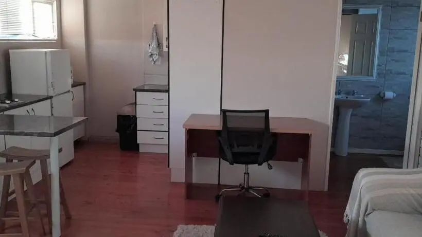 スタンダードスタジオ, Kelzane Self Catering