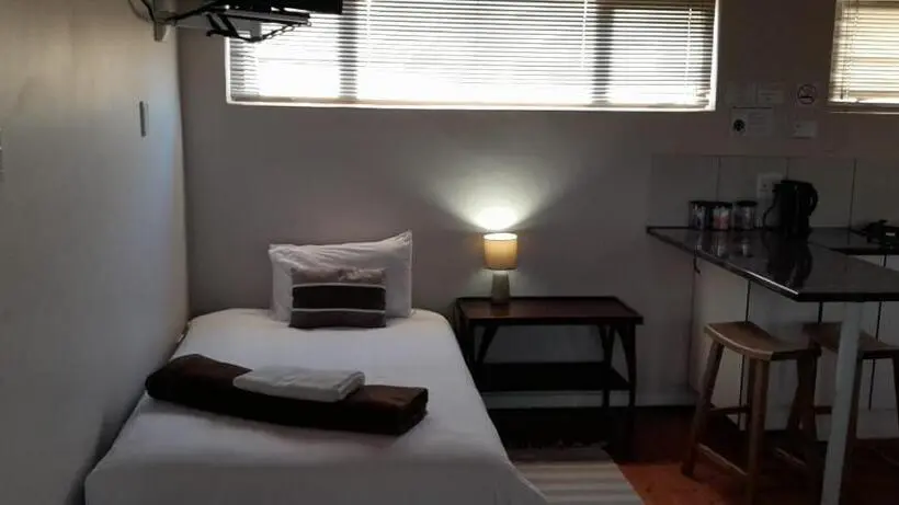 スタンダードスタジオ, Kelzane Self Catering