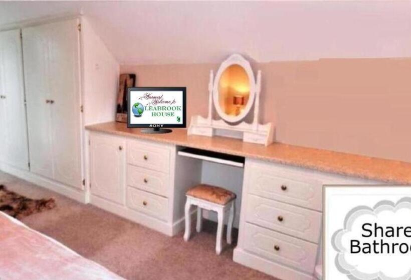 バス共有のスタンダードルーム, Leabrook House