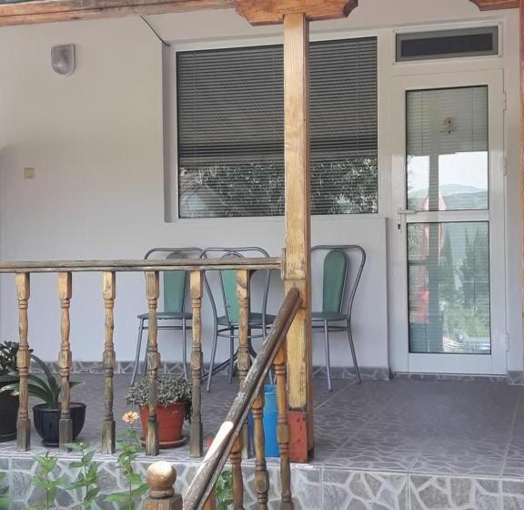 חדר סטנדרט לשלושה עם טרסה, хотел сандим