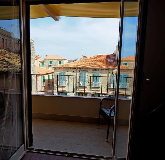 غرفة قياسية مزوَّدة بتراس, Lorylu