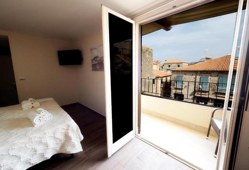 غرفة قياسية مزوَّدة بتراس, Lorylu