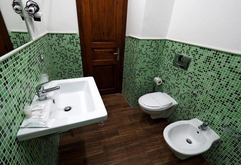 غرفة ديلوكس, Lorylu