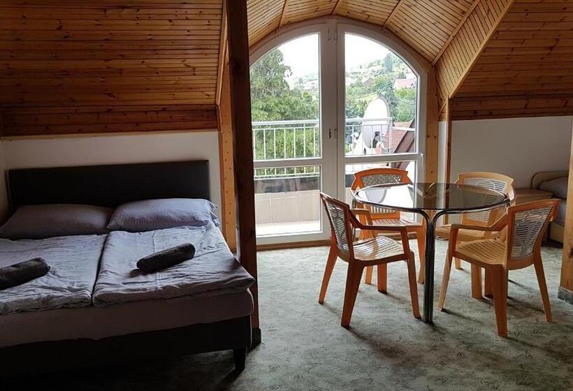 Standard Fyrbäddsrum med Balkong, Szatmári Vendégház