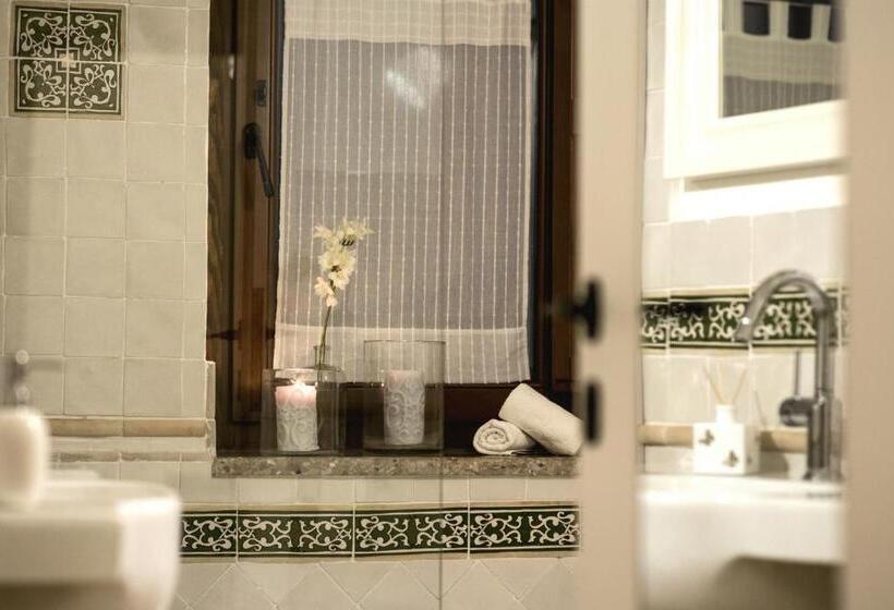 디럭스 룸, Donna Chiara