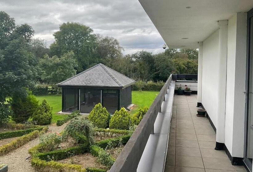 Семейный Номер, Hazelwood Country House