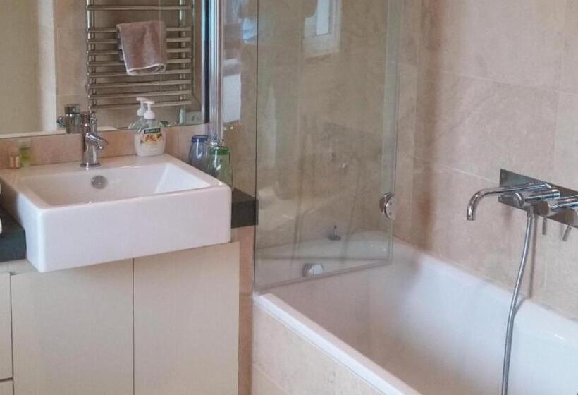 패밀리 룸, Hazelwood Country House