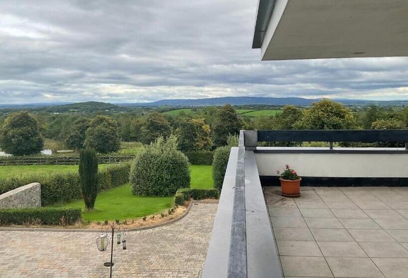 패밀리 룸, Hazelwood Country House