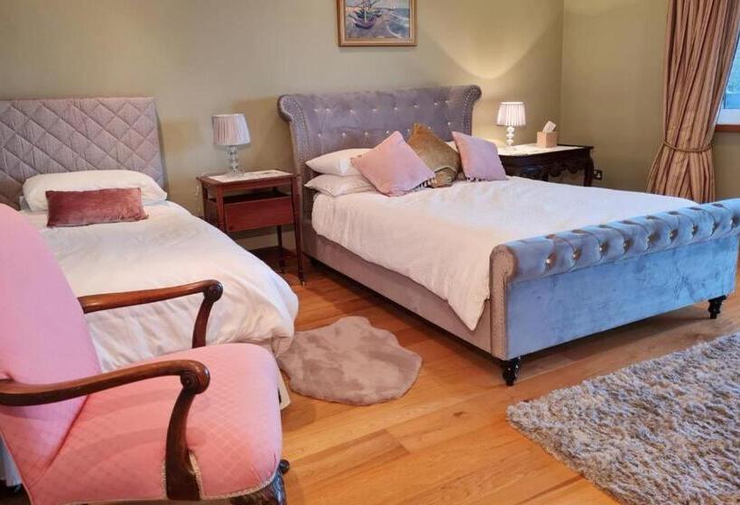 패밀리 룸, Hazelwood Country House