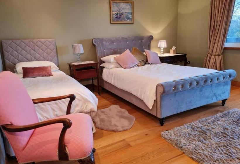 패밀리 룸, Hazelwood Country House