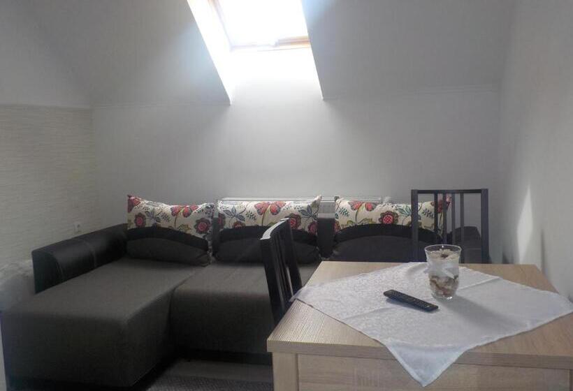 اتاق راحتی سه تخته, Casa Dora