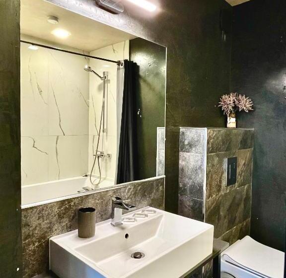 标准三人间, Damyanov House