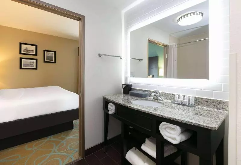 キングサイズベッドのスタンダードルーム, Crowne Plaza Nanchang Riverside, An Ihg