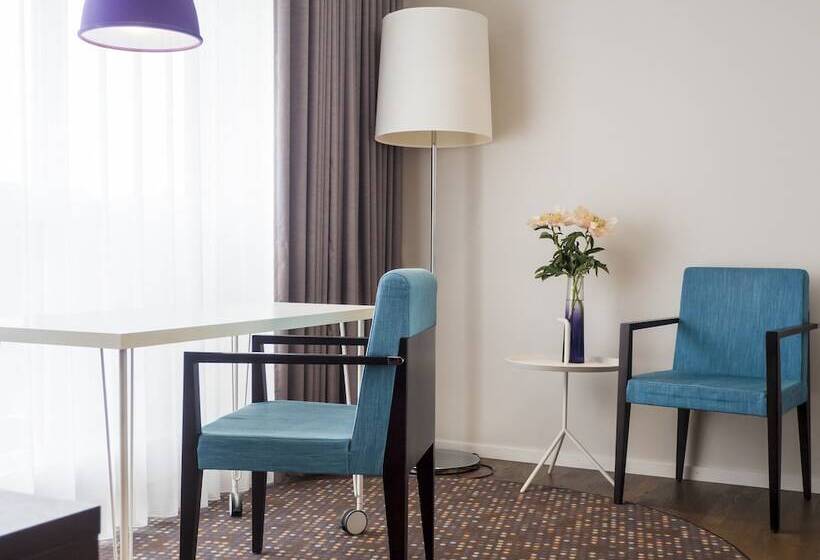 استودیوی استاندارد, Finn Apartments