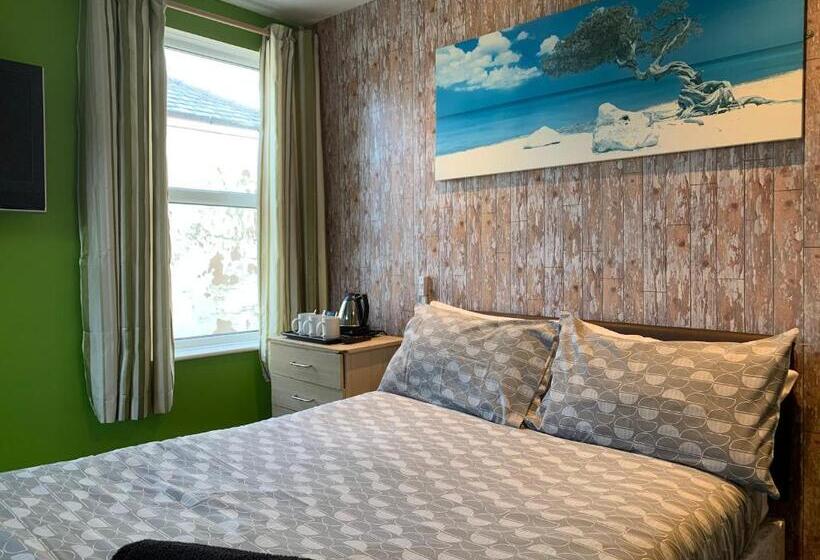 חדר סטנדרט לשלושה, Malibu