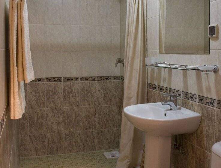 غرفة قياسية ثلاثية, Onega Castle