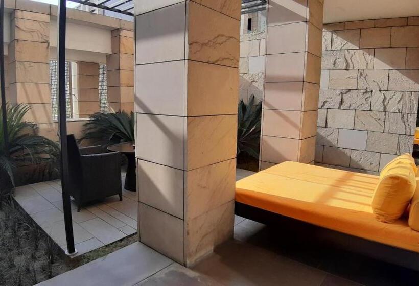 Люкс с Террасой, The Lodhi – A Member Of The Leading Hotels Of The World