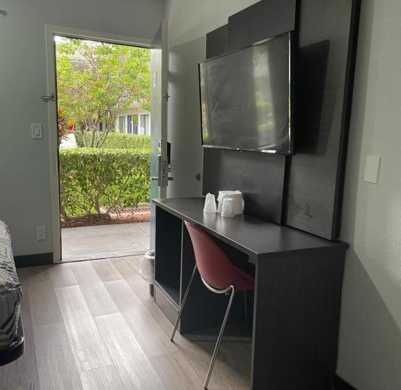 适合残疾人使用的标准间, Motel 6 Lantana West Palm Beach, Fl