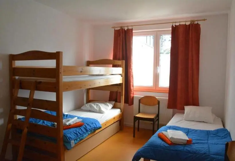 اتاق استاندارد سه تخته با سرویس بهداشتی مشترک, Le Fagotin   Youth Hostel