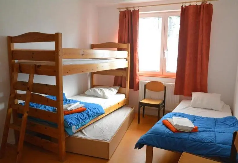 اتاق استاندارد سه تخته با سرویس بهداشتی مشترک, Le Fagotin   Youth Hostel
