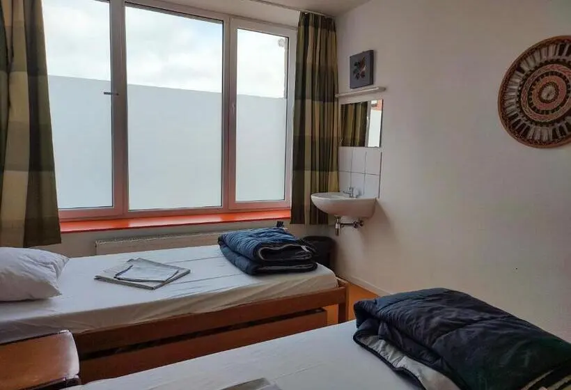 اتاق استاندارد با سرویس بهداشتی مشترک, Le Fagotin   Youth Hostel