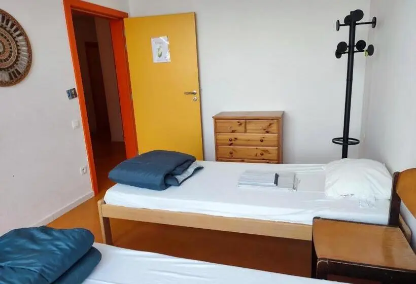اتاق استاندارد با سرویس بهداشتی مشترک, Le Fagotin   Youth Hostel