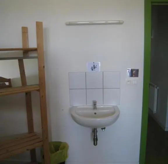 اتاق خانوادگی, Le Fagotin   Youth Hostel