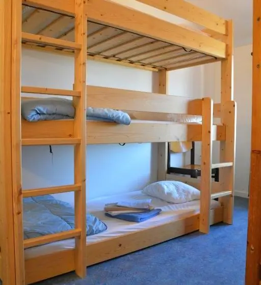اتاق خانوادگی, Le Fagotin   Youth Hostel