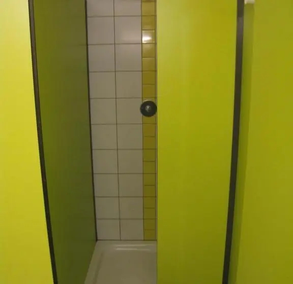 اتاق استاندارد چهارنفره با سرویس بهداشتی مشترک, Le Fagotin   Youth Hostel