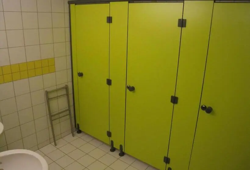 اتاق استاندارد چهارنفره با سرویس بهداشتی مشترک, Le Fagotin   Youth Hostel
