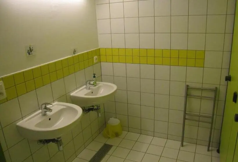 اتاق استاندارد چهارنفره با سرویس بهداشتی مشترک, Le Fagotin   Youth Hostel