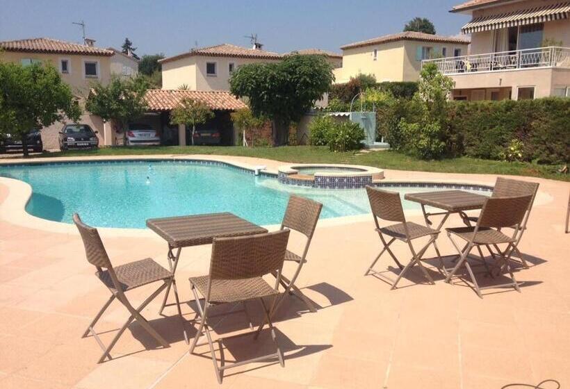 استودیو استاندارد با چشمانداز استخر, Villa Cezanne