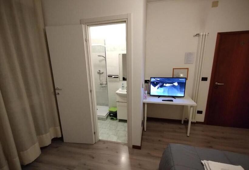 غرفة قياسية مزوَّدة بشُرفة, Easyroom Schio