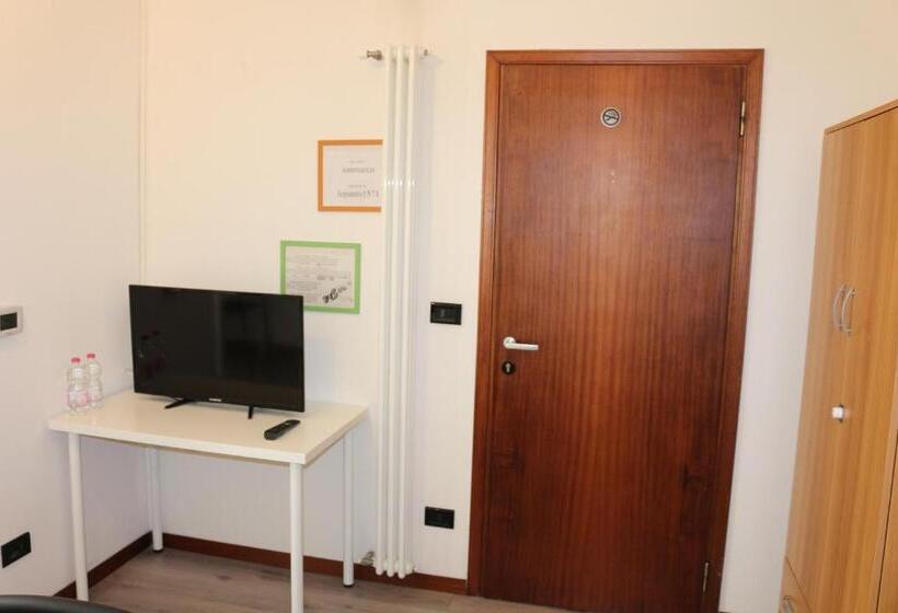 غرفة قياسية مزوَّدة بشُرفة, Easyroom Schio