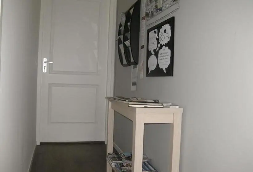 Perhehuone, T Laaisterplakky