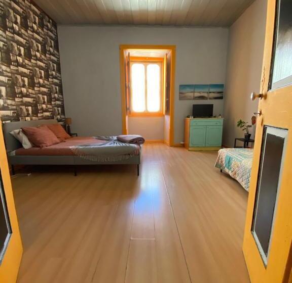 اتاق ساده سه نفره, Faroway Hostel