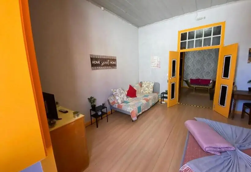 اتاق ساده سه‌ نفره, Faroway Hostel