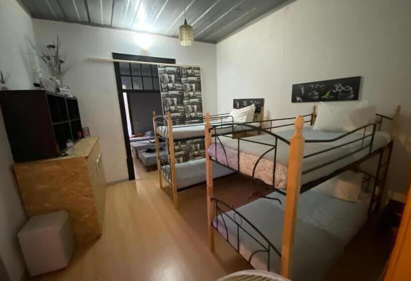 تختخواب در اتاق مشترک, Faroway Hostel