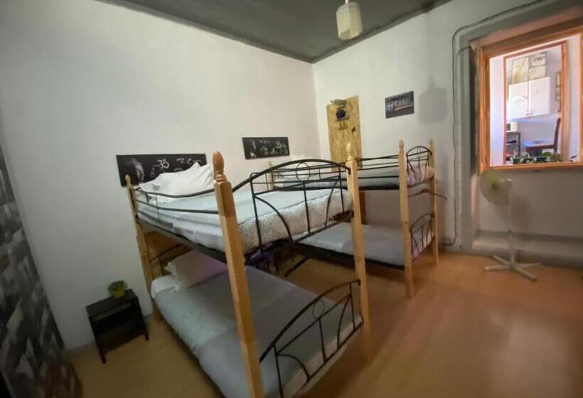 تختخواب در اتاق مشترک, Faroway Hostel